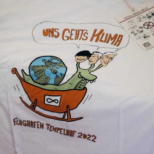 Tshirt Bedruckt 'uns geht's Klima'. Illustration von die Ärzte